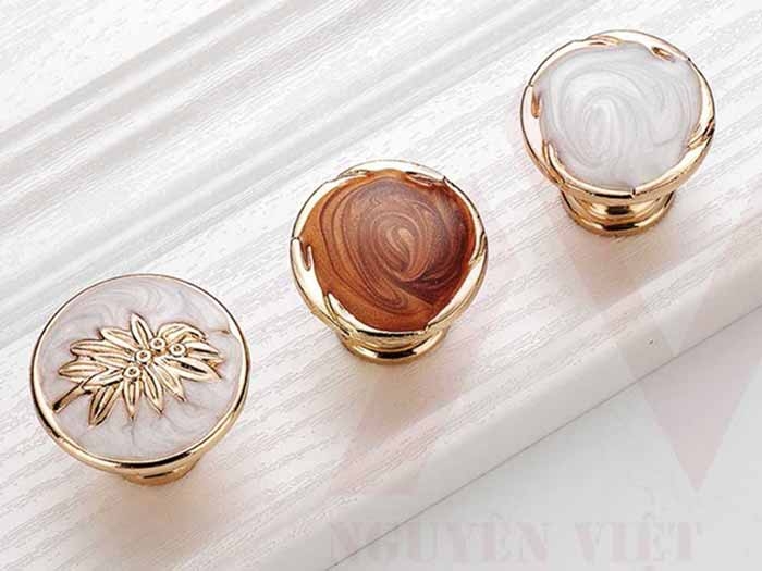 tay nắm mạ vàng sang trọng