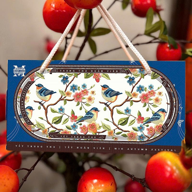 Mặt sau hộp trung thu 2 bánh Rước Đèn Lam có quai xách và hoạ tiết chim, lá