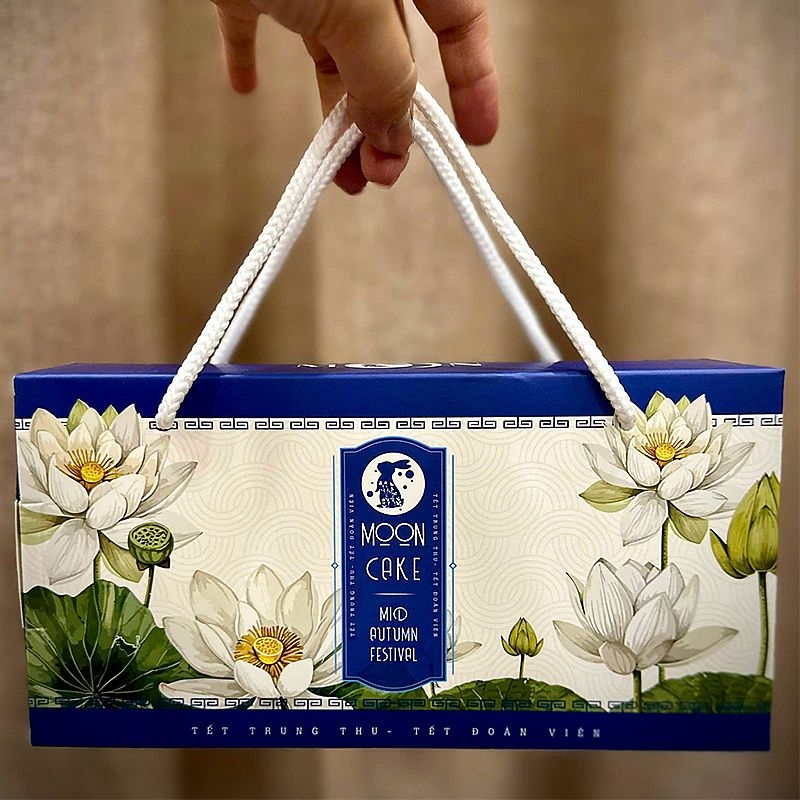 Hộp trung thu 2 bánh có quai xách và hoạ tiết bắt mắt