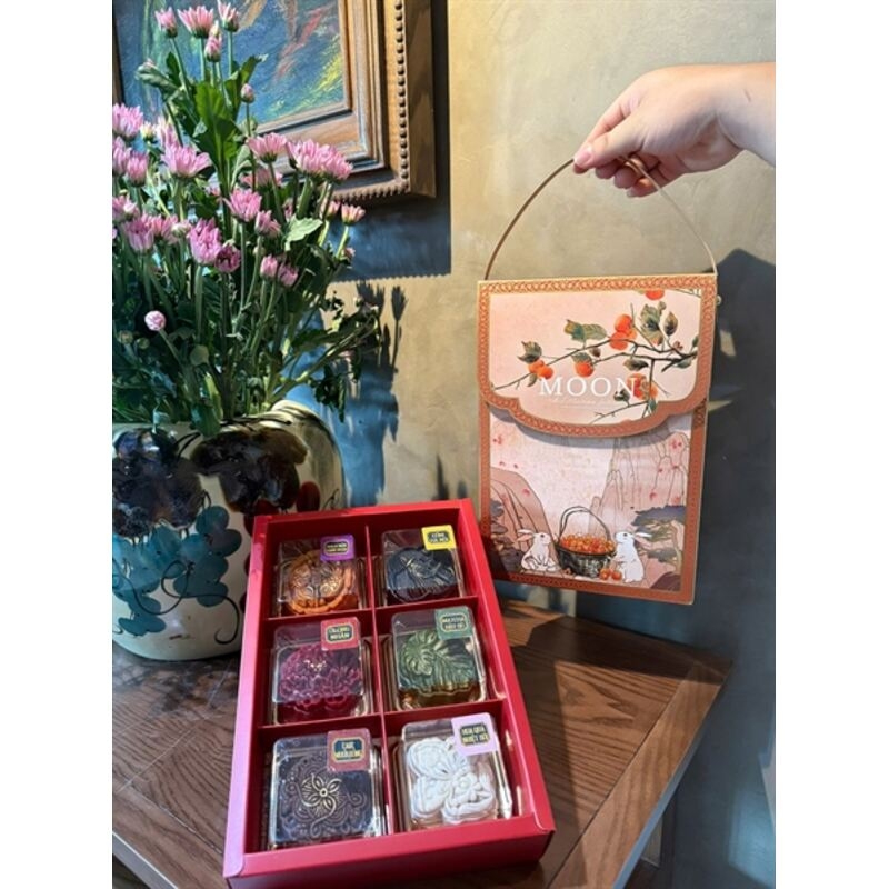 Cầm tay gọn nhẹ với hộp trung thu 6 bánh Thỏ Xinh