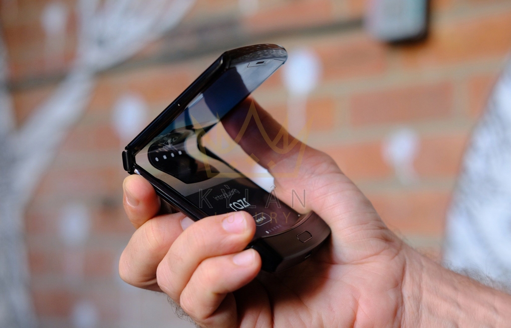 Motorola Razr 2 chiếc máy huyền thoại được hồi sinh giá 1500 USD