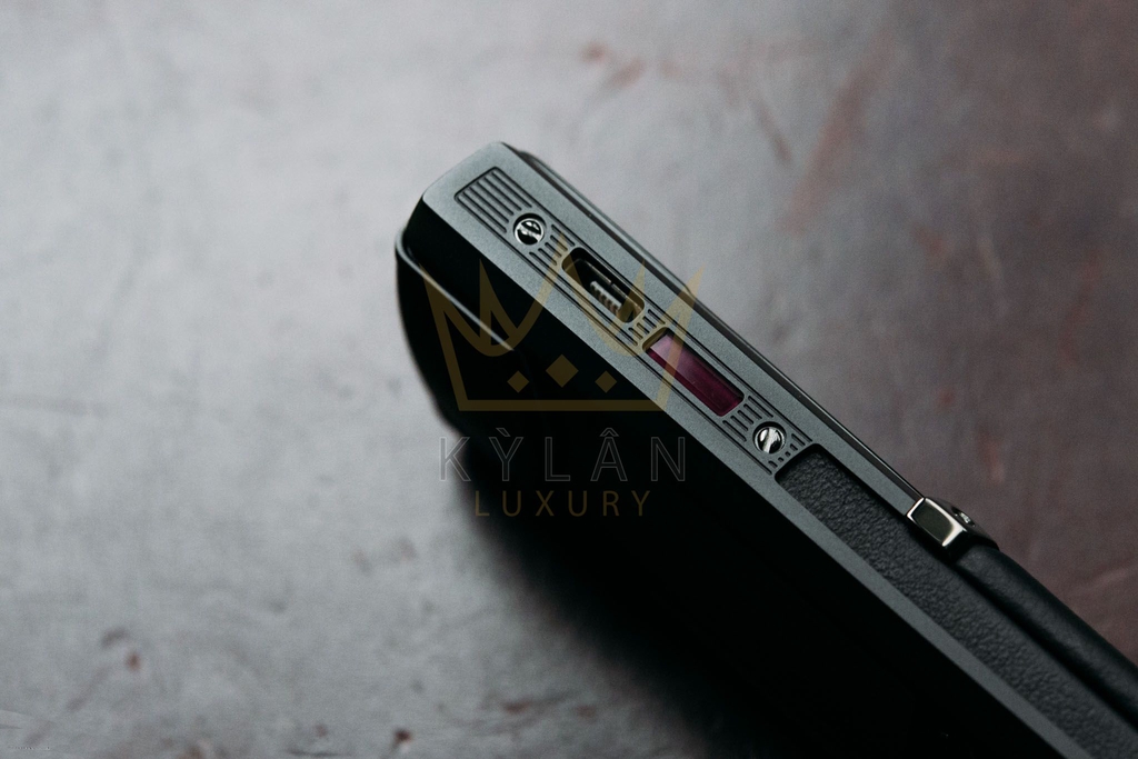 Vertu Signature S Pure Black chiếc điện thoại đen thui của Vertu