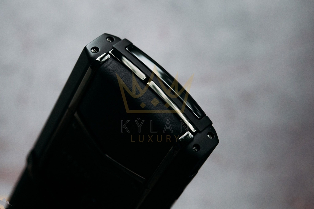 Vertu Signature S Pure Black chiếc điện thoại đen thui của Vertu