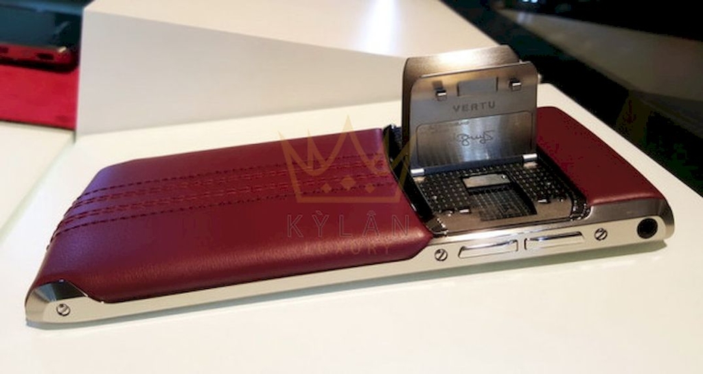 Vertu Signature Touch chiếc máy Vertu của 6 năm trước