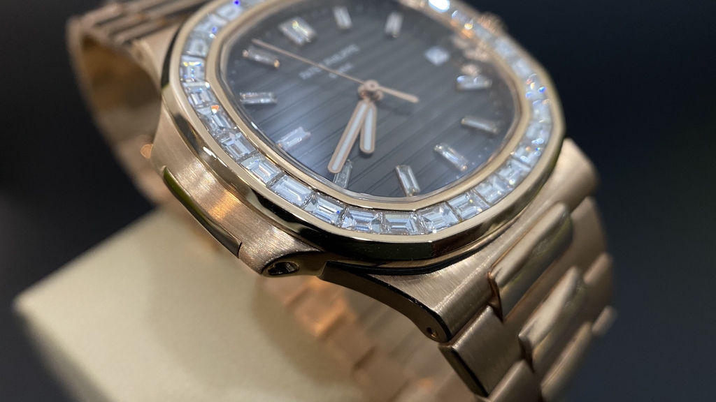 Patek Philippe Nautilus 5723/1R/001 Gold Baguette Diamond Bezel | Kỳ Lân