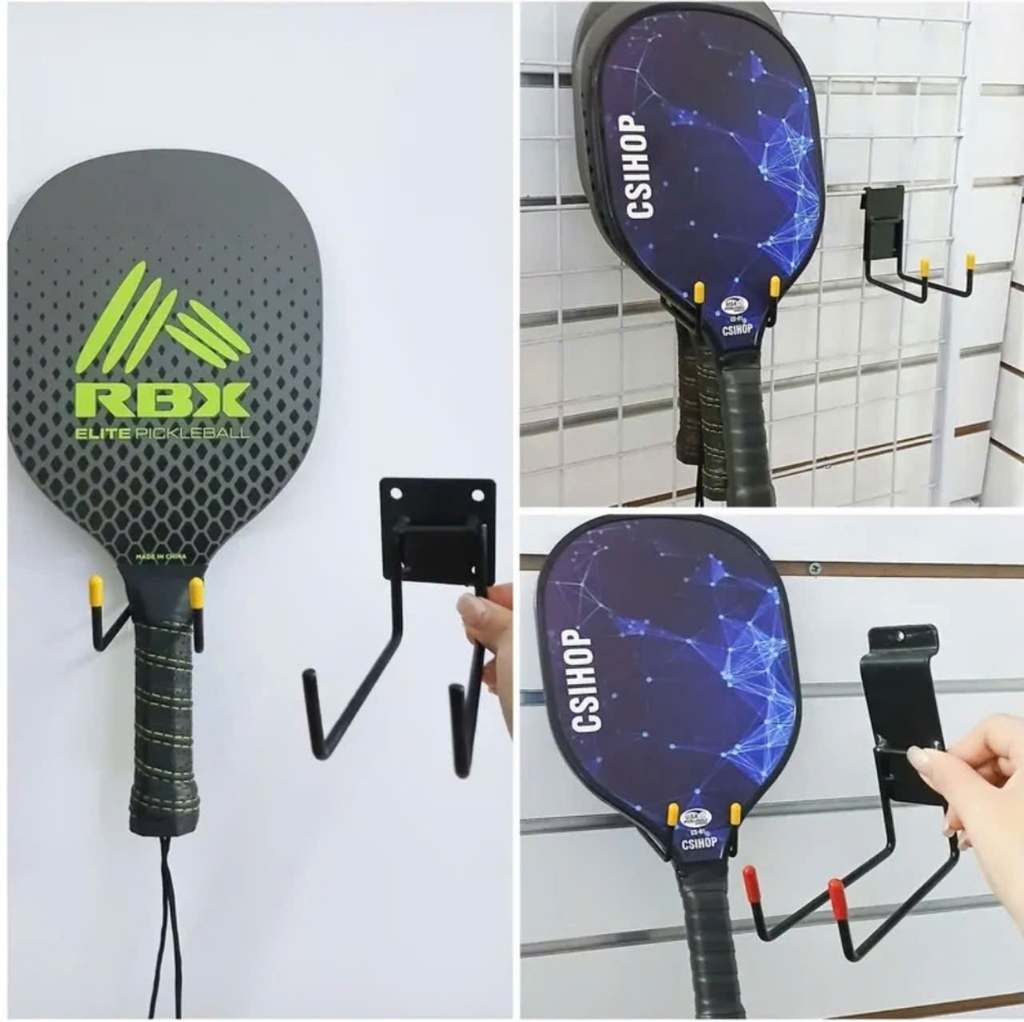 Hình ảnh một chiếc móc treo vợt Pickleball loại cài khung lưới ô vuông được lắp đặt trên tường, cùng với các cây vợt Pickleball được treo gọn gàng