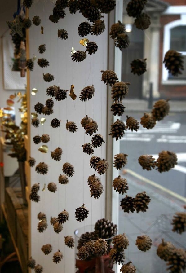 Cách trang trí Noel với quả thông khô - Bazaar Decor