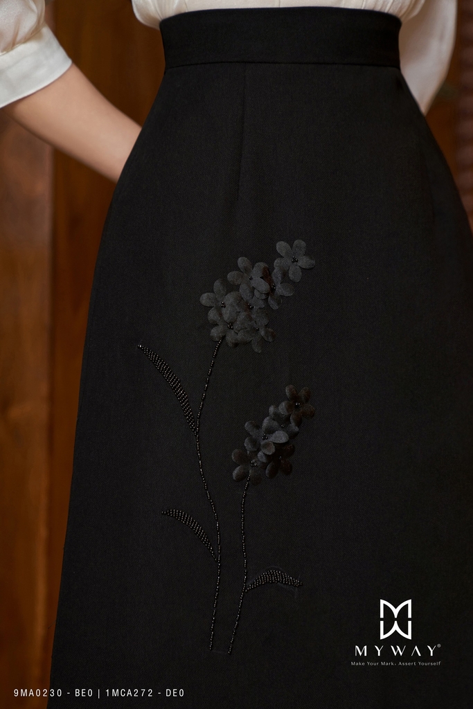 Váy nhung đen thêu hoa cúc ngọc