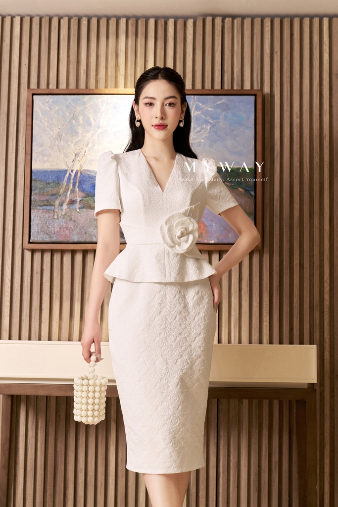 Đầm ôm dáng peplum cổ tim đính hoa eo