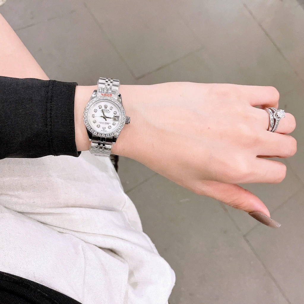 Đồng Hồ Rolex Datejust Nữ Size 28mm Dây Thép Silver Mặt Xà Cừ Trắng Máy Pin Niềng Đá