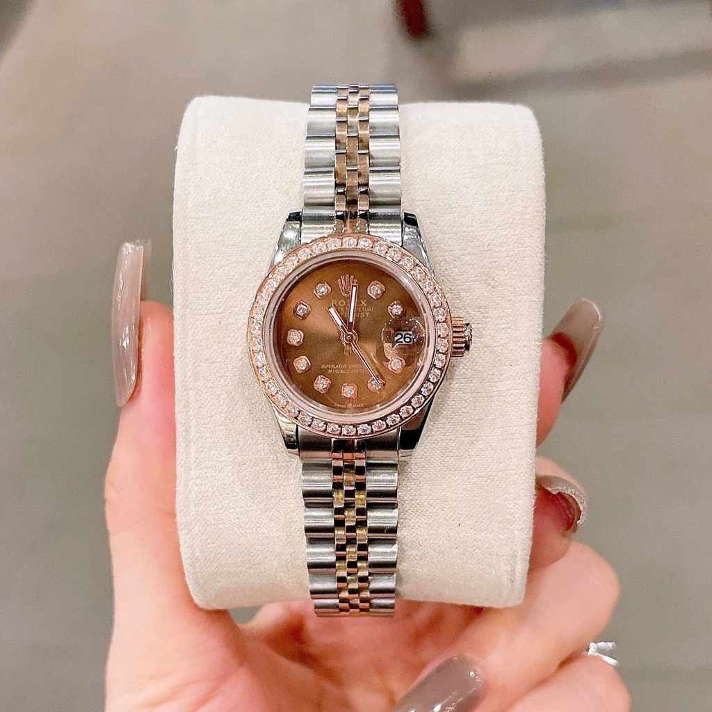 Đồng Hồ Rolex Datejust Nữ Size 28mm Dây Thép Demi Mặt Vàng Hồng Mặt Nâu Máy Pin Niềng Đính Đá