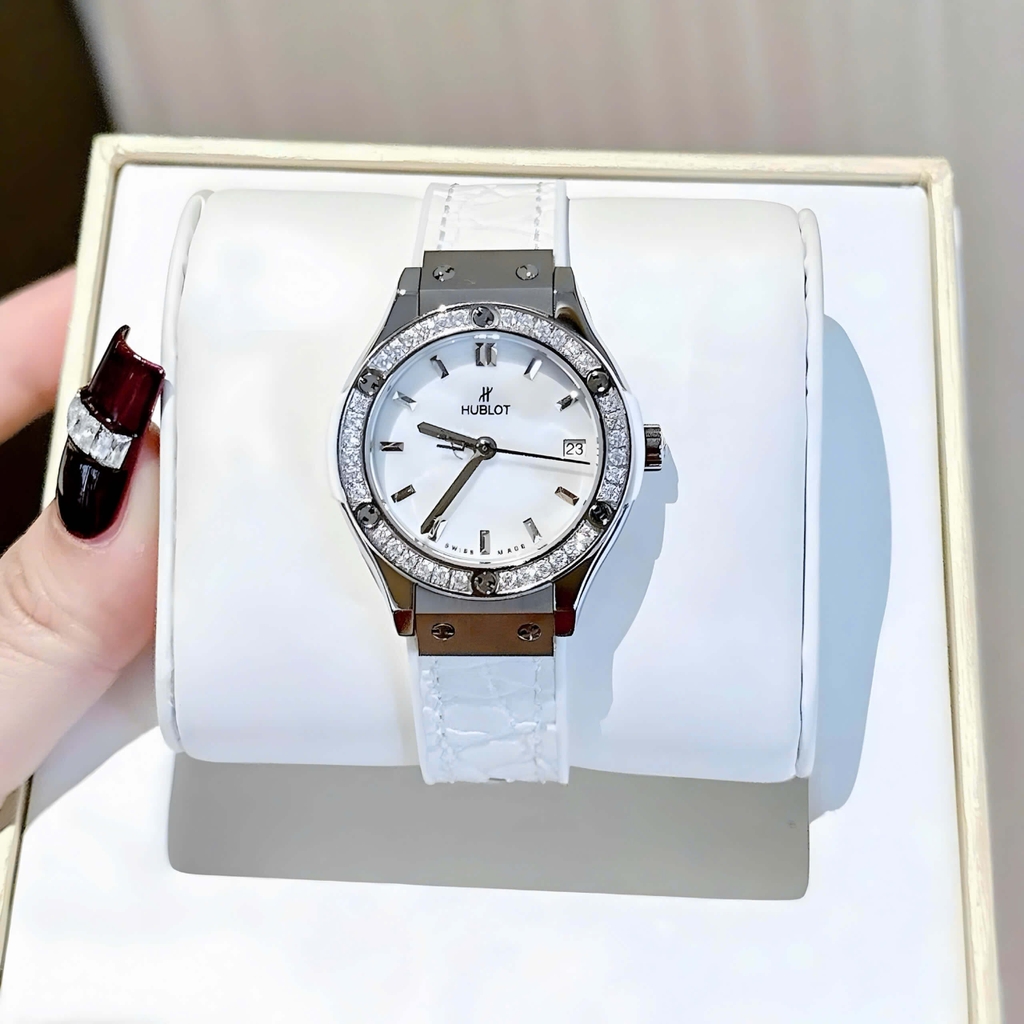 Đồng Hồ Nữ Hublot Classic Fusion Dây Da Trắng Mặt Xà Cừ Vỏ Silver Viền Đá Size 30mm Quartz