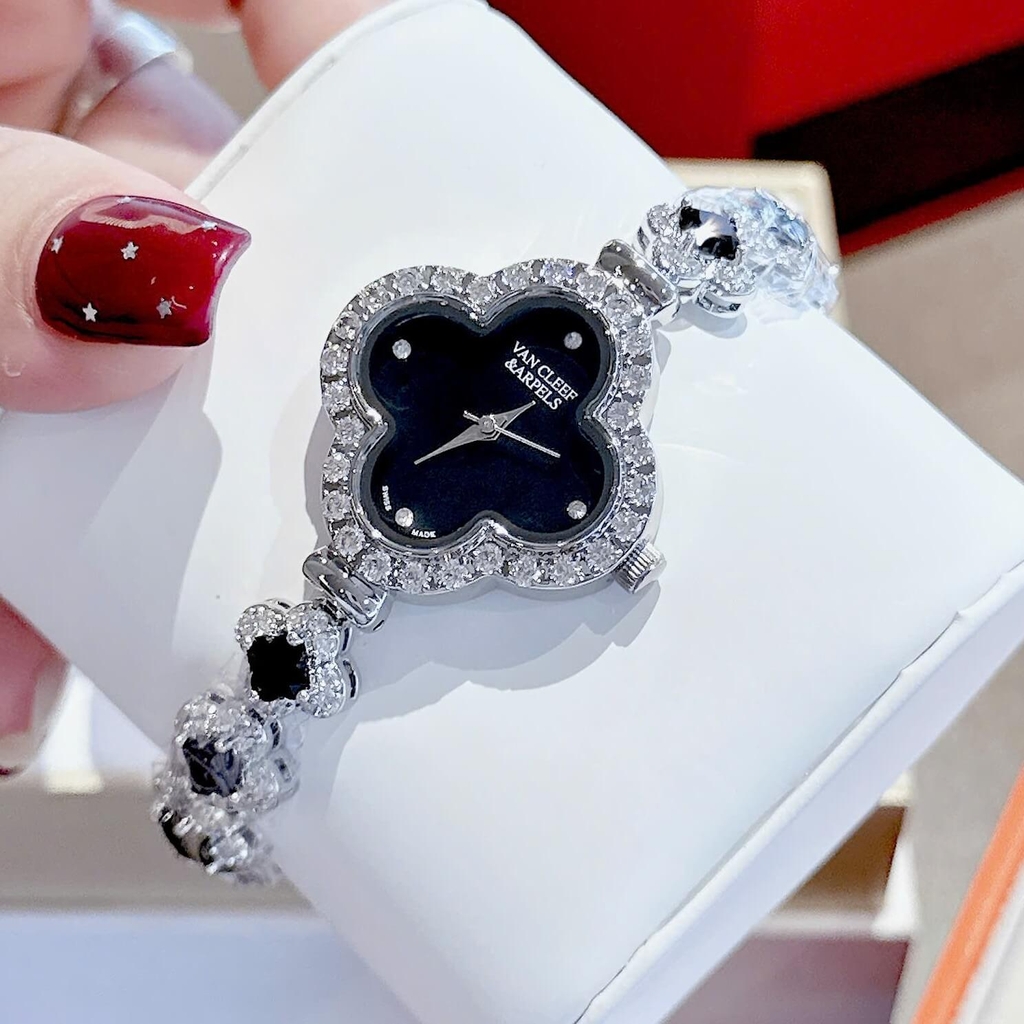 Đồng Hồ Van Cleef & Arpels Nữ Lắc Tay Cỏ 4 Lá Bạc Mặt Đen Đính Đá Size 28mm