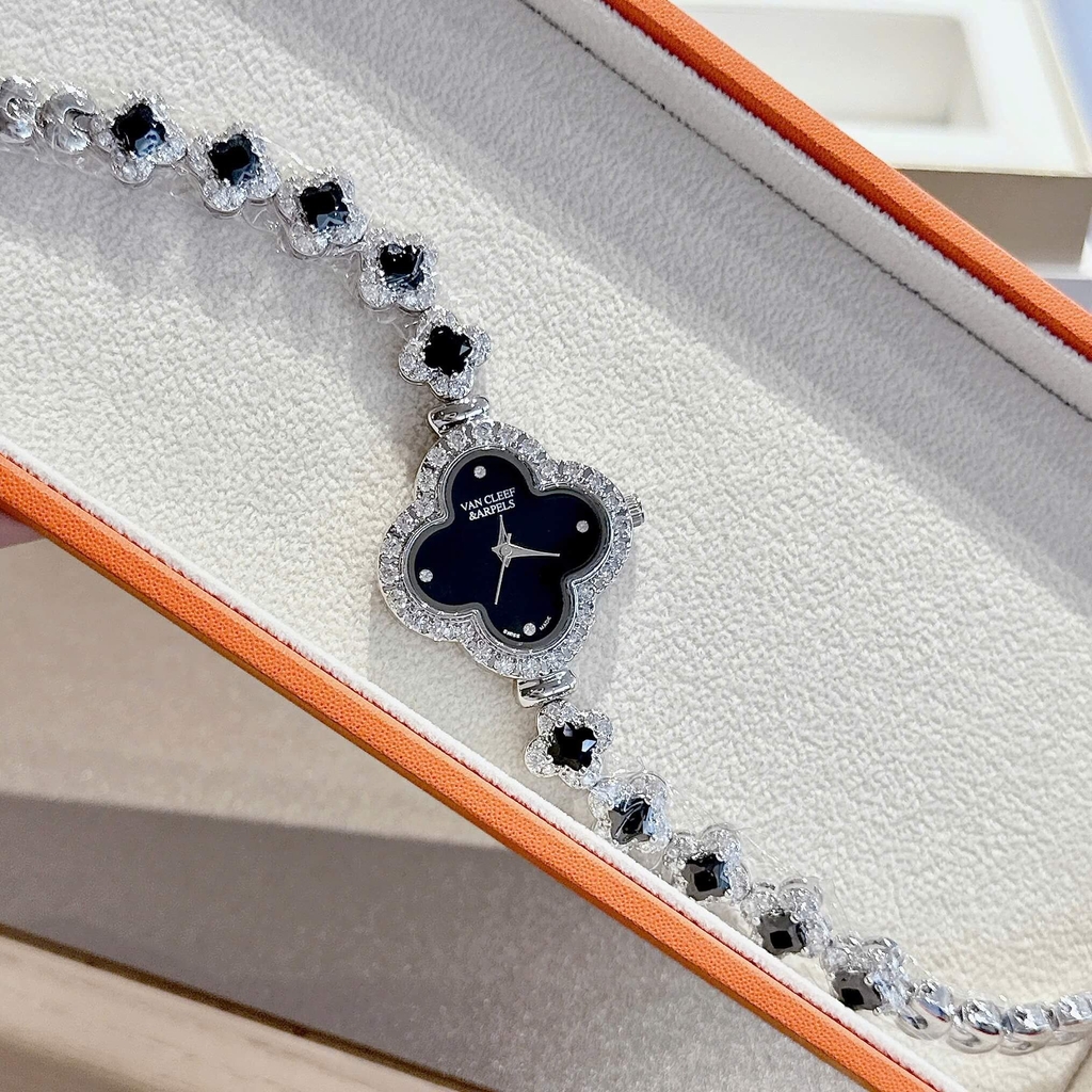 Đồng Hồ Van Cleef & Arpels Nữ Lắc Tay Cỏ 4 Lá Bạc Mặt Đen Đính Đá Size 28mm