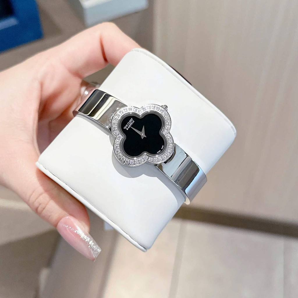 Đồng Hồ Van Cleef & Arpels Nữ Lắc Tay Cỏ 4 Lá Bạc Mặt Đen Size 28mm