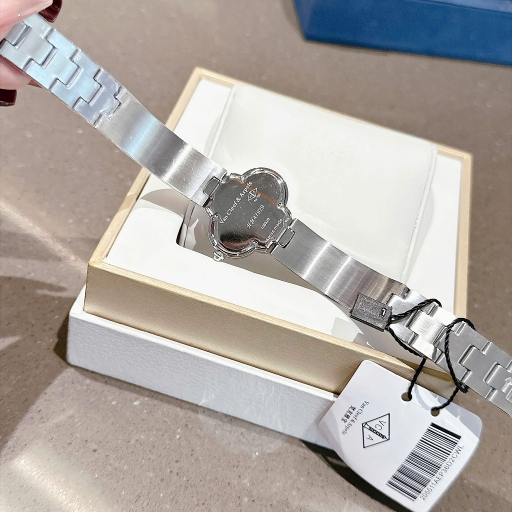 Đồng Hồ Van Cleef & Arpels Nữ Lắc Tay Cỏ 4 Lá Bạc Mặt Đen Size 28mm