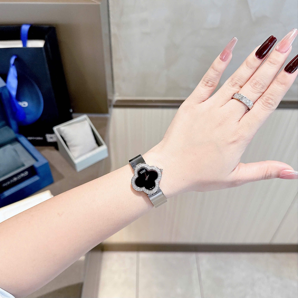 Đồng Hồ Van Cleef & Arpels Nữ Lắc Tay Cỏ 4 Lá Bạc Mặt Đen Size 28mm