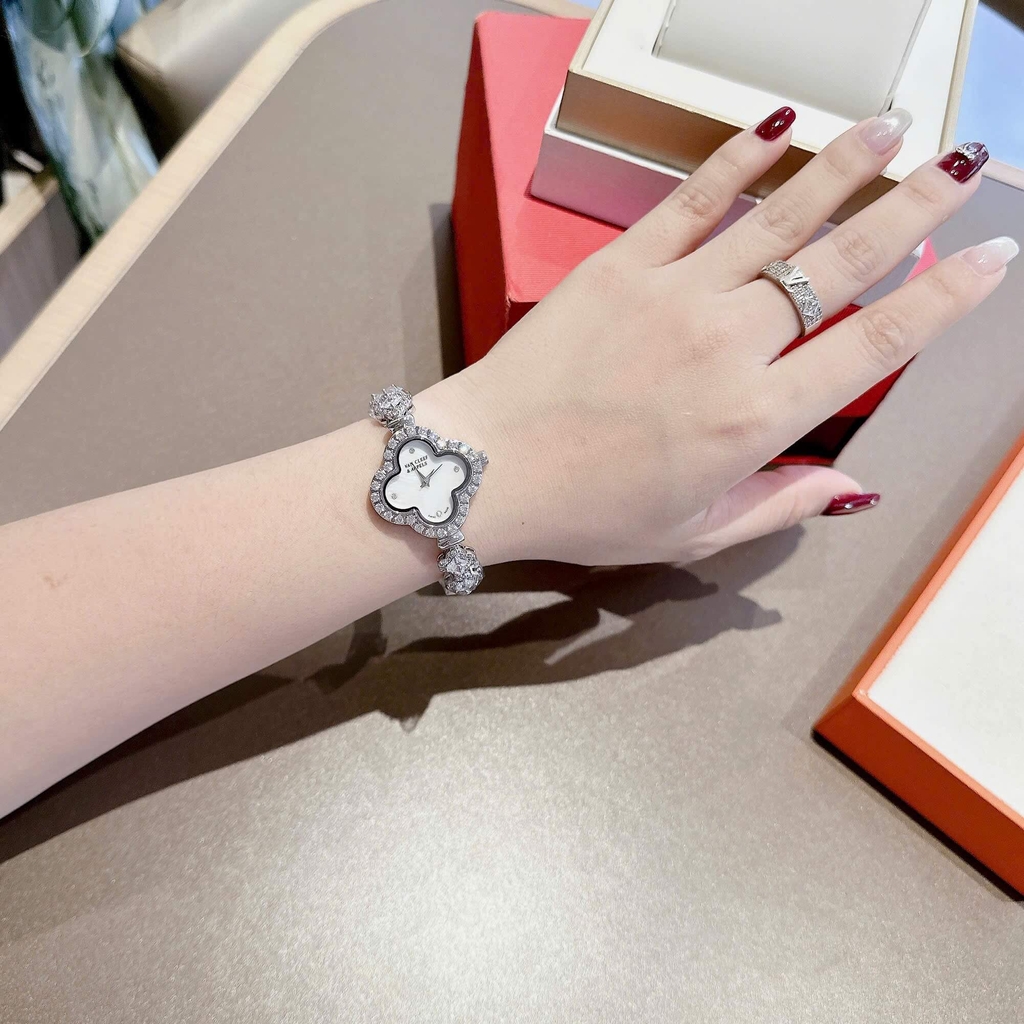Đồng Hồ Van Cleef & Arpels Nữ Lắc Tay Cỏ 4 Lá Bạc Mặt Xà Cừ Trắng Đính Đá Size 28mm