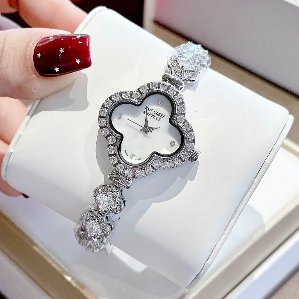 Đồng Hồ Van Cleef & Arpels Nữ Lắc Tay Cỏ 4 Lá Bạc Mặt Xà Cừ Trắng Đính Đá Size 28mm