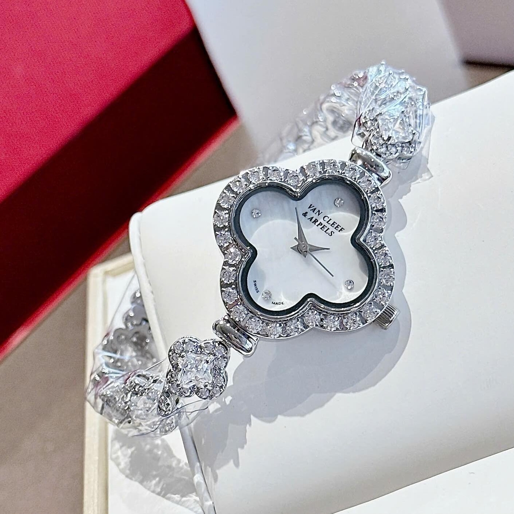 Đồng Hồ Van Cleef & Arpels Nữ Lắc Tay Cỏ 4 Lá Bạc Mặt Xà Cừ Trắng Đính Đá Size 28mm