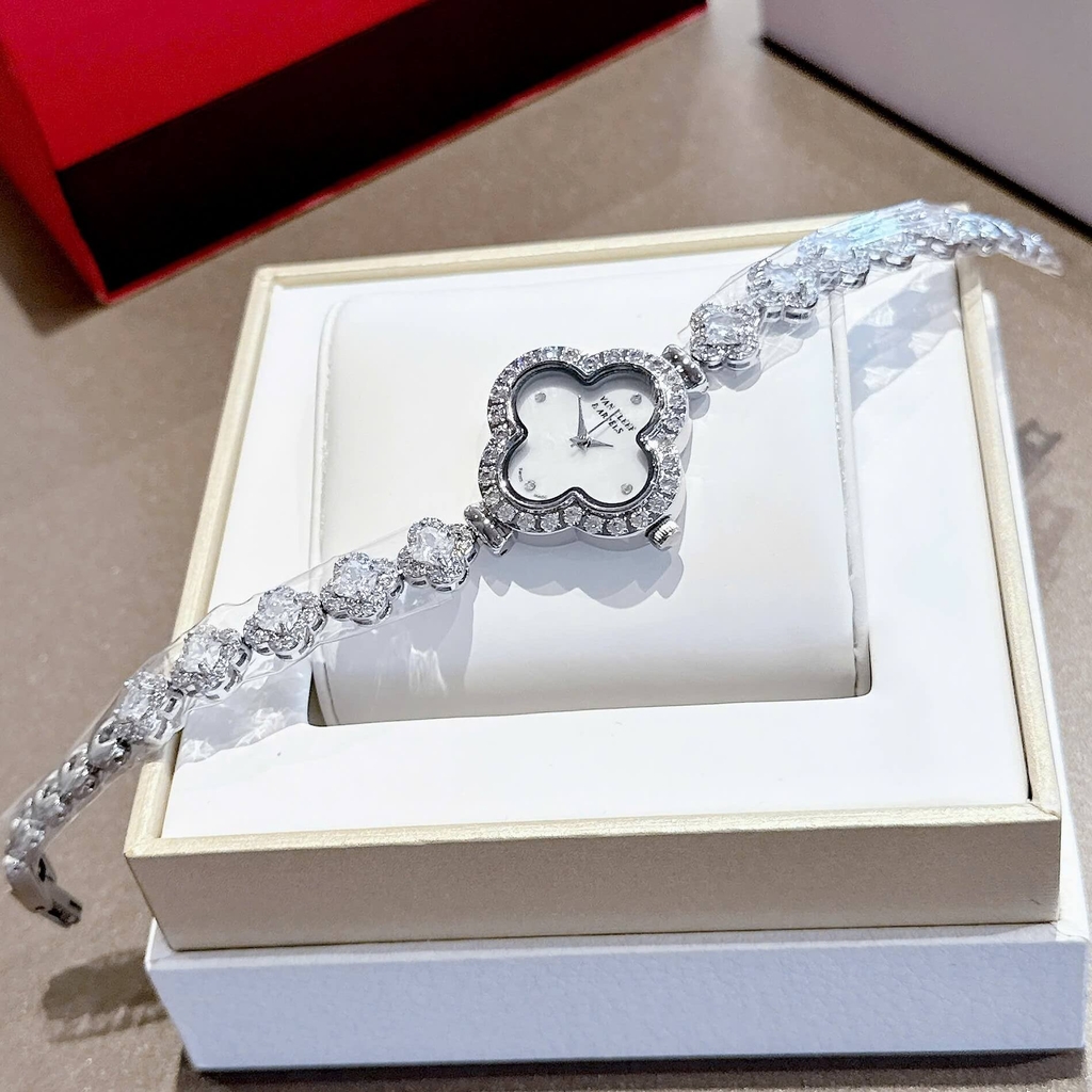 Đồng Hồ Van Cleef & Arpels Nữ Lắc Tay Cỏ 4 Lá Bạc Mặt Xà Cừ Trắng Đính Đá Size 28mm