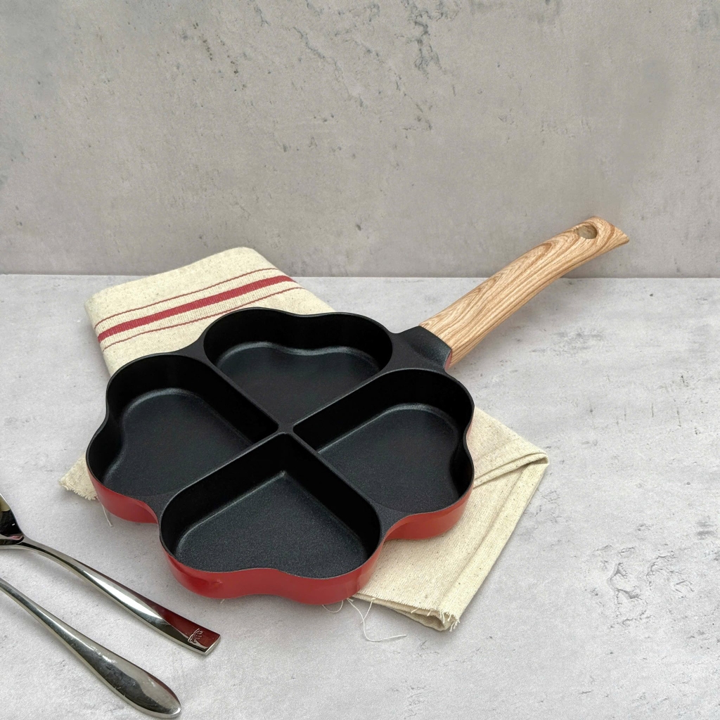 Chảo chiên 4 ngăn chống dính Todaii mẫu cỏ 4 lá màu đỏ