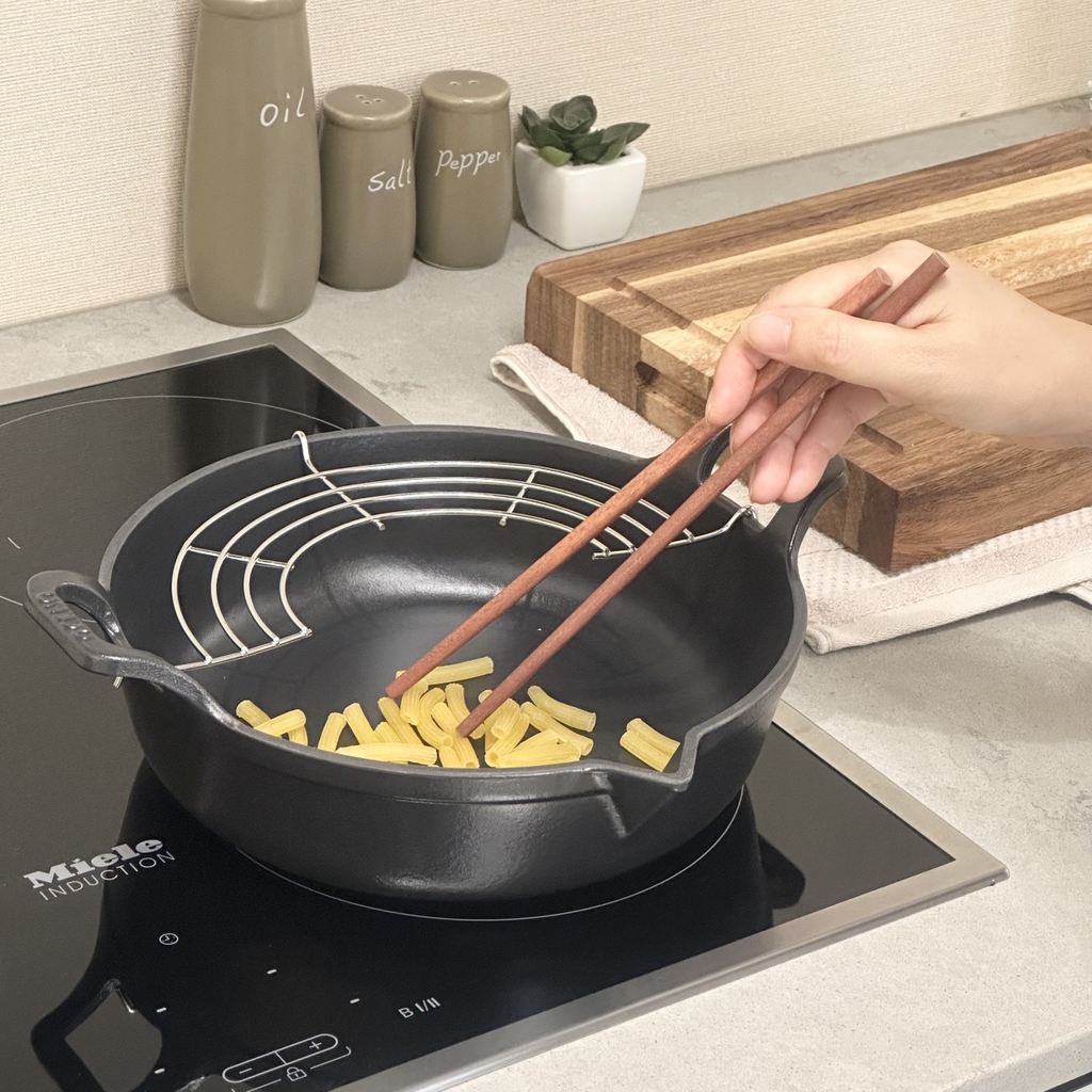 Chảo gang Oceno Matte Black có vòi rót 24cm