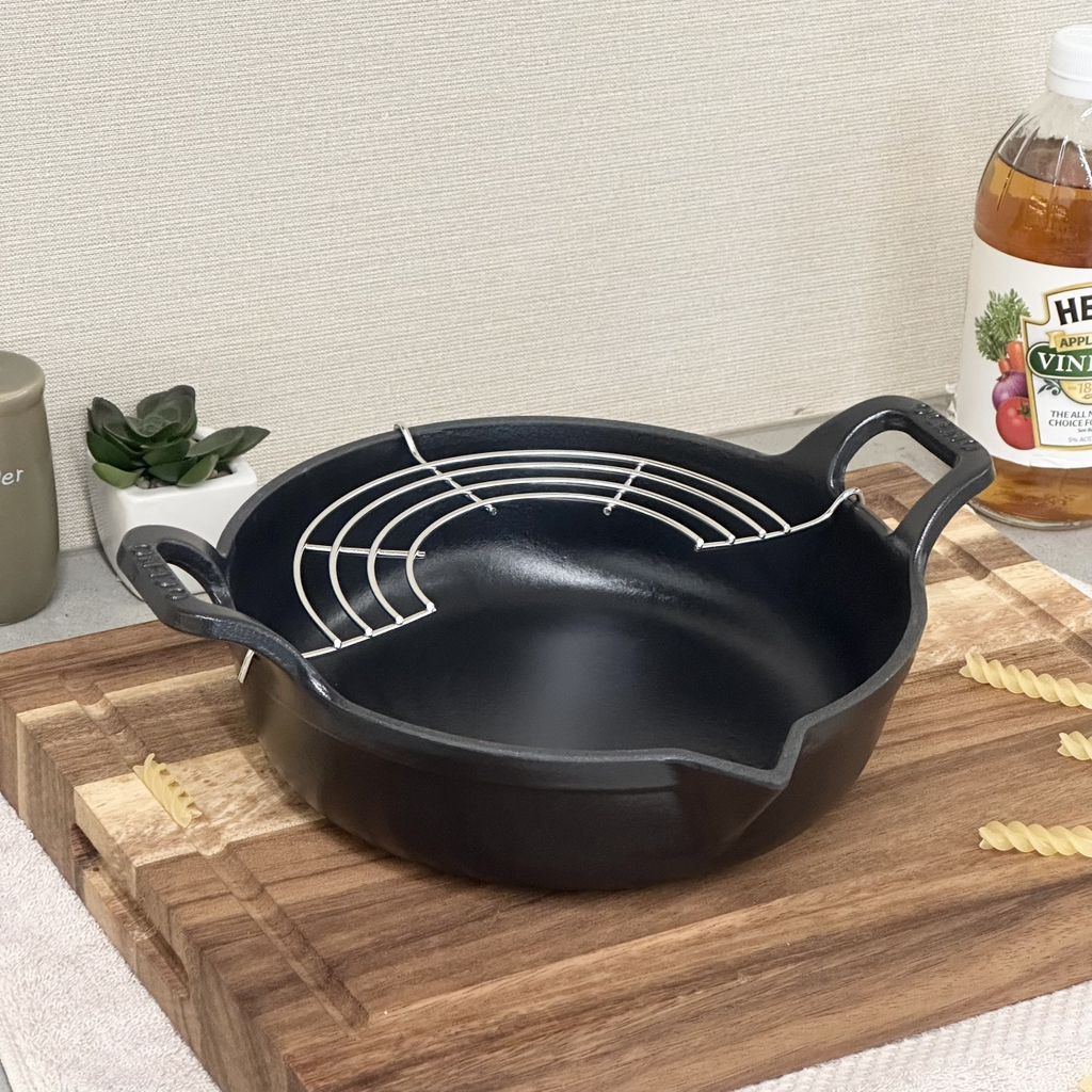 Chảo gang Oceno Matte Black có vòi rót 24cm