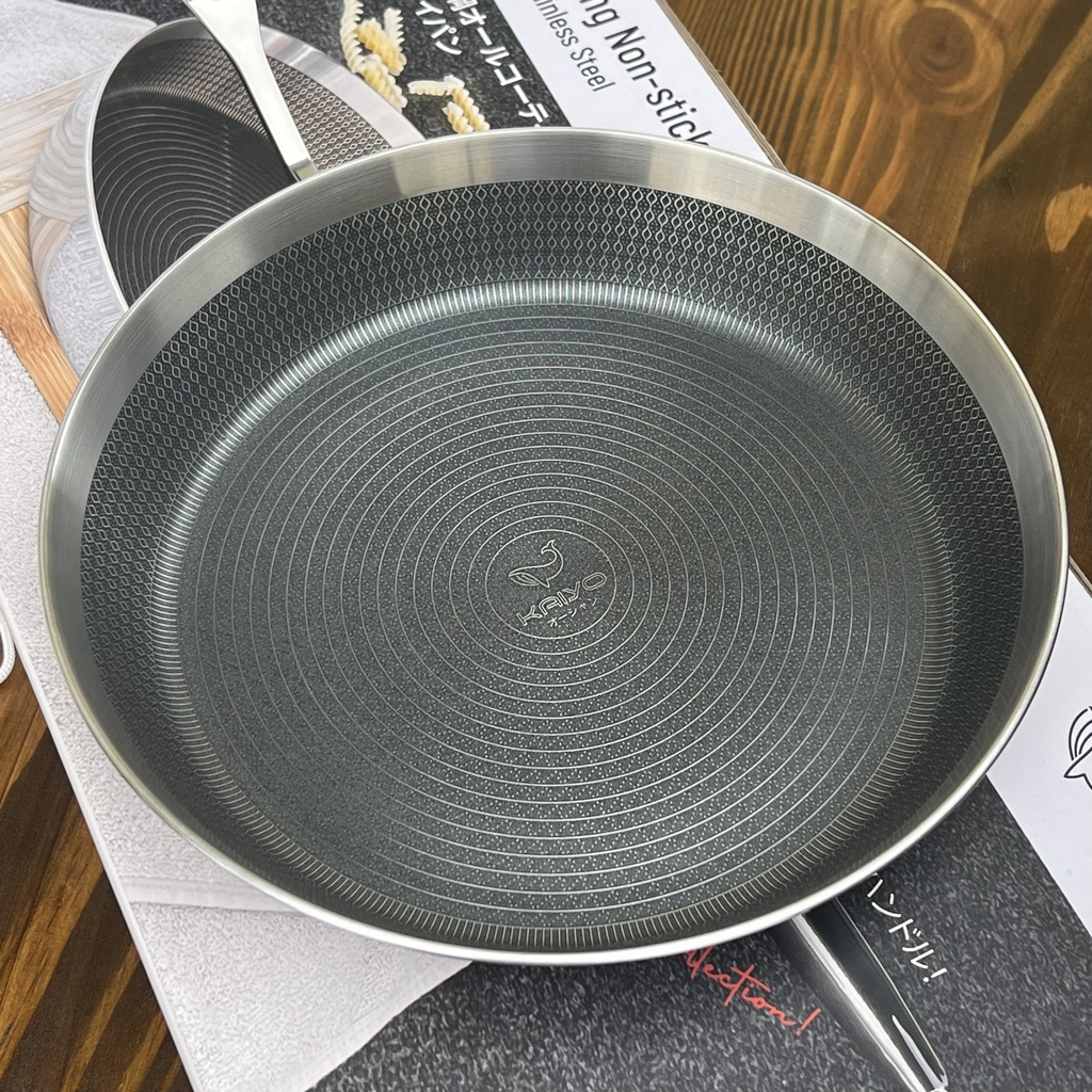 Chảo inox chống dính hoa văn nổi Tri-Ply đáy liền Kaiyo, size 20cm