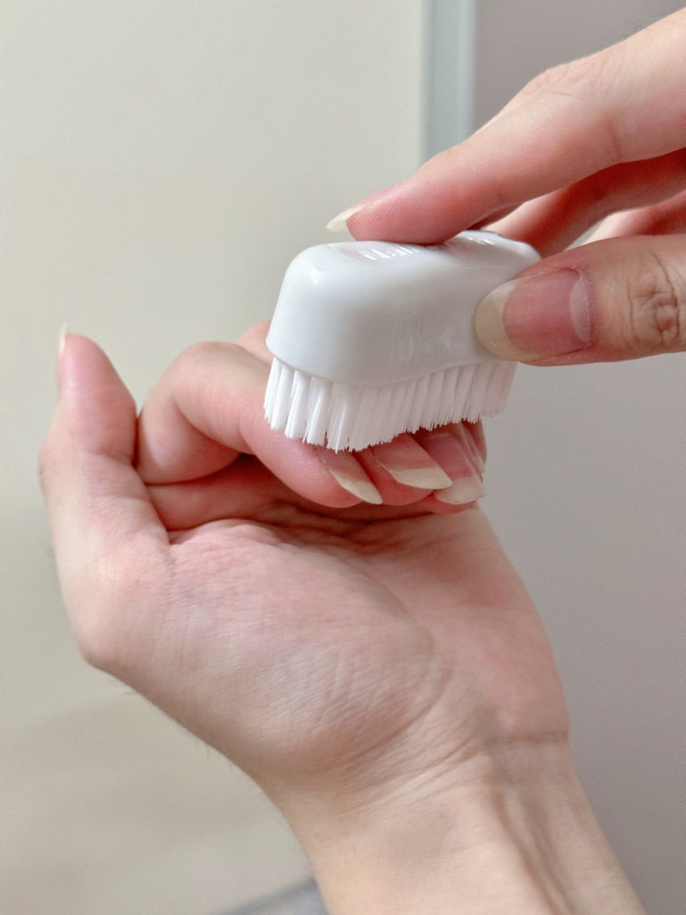 Bàn chải chà móng mini có giá treo MIRAI