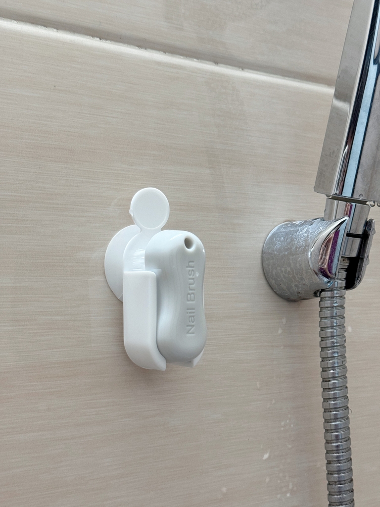 Bàn chải chà móng mini có giá treo MIRAI