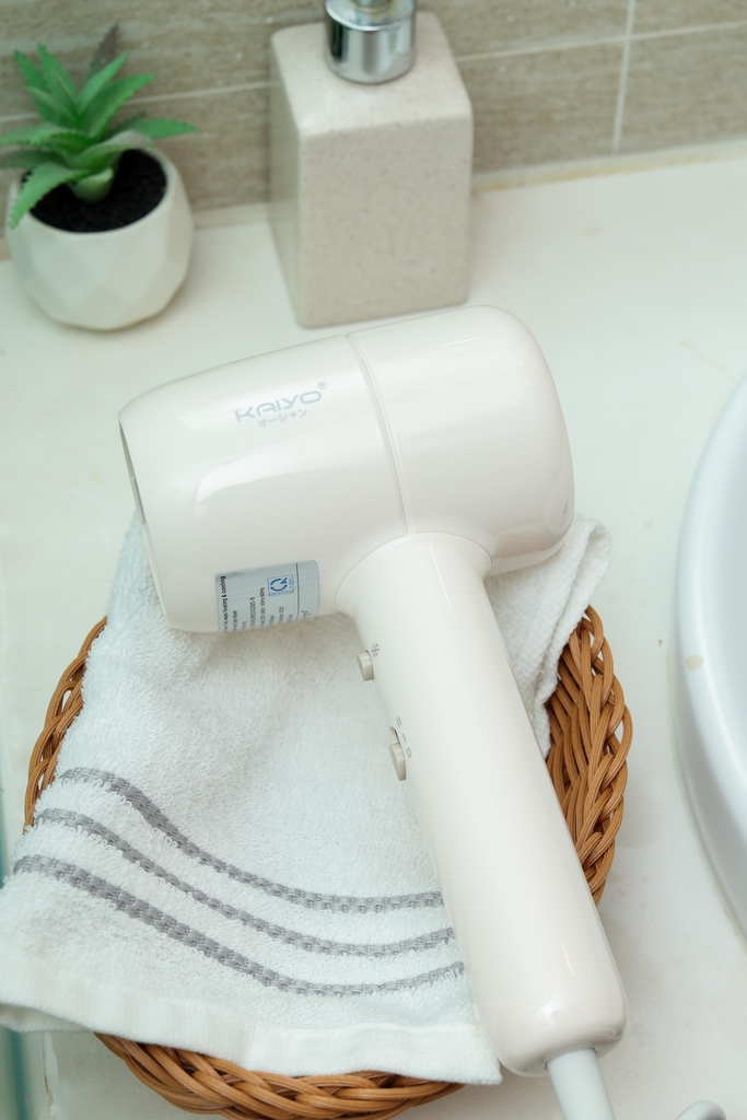 Máy sấy tóc ion âm hai chiều nóng lạnh Kaiyo, model KHD-418, màu trắng kem