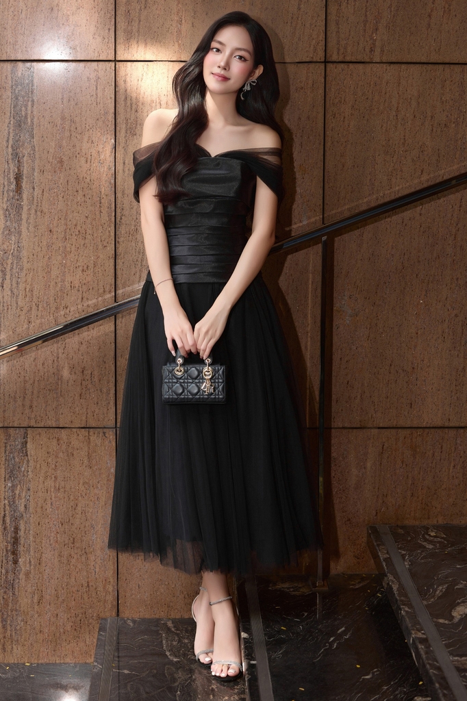 Đầm đen trễ vai dự tiệc cưới