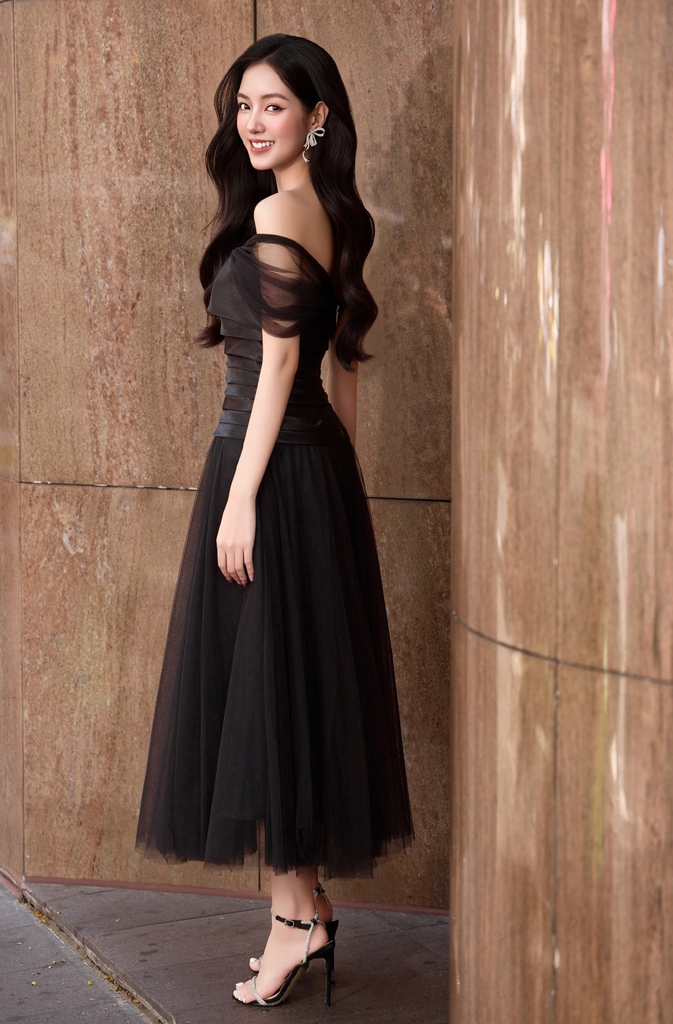Đầm đen trễ vai dự tiệc cưới