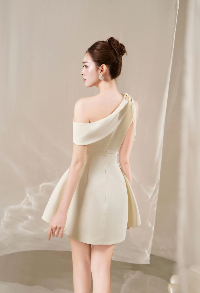 Đầm ngắn dự tiệc lệch vai