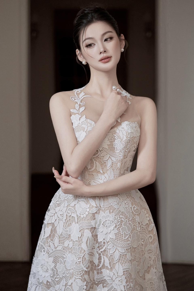 Đầm ren trắng dự tiệc