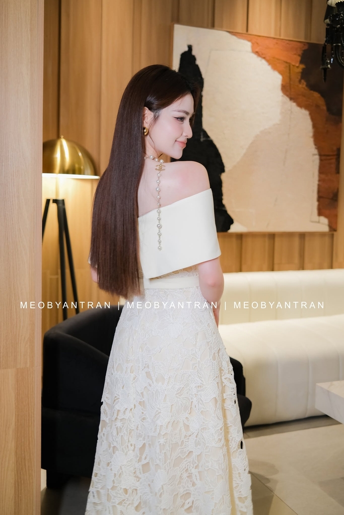 Đầm ren trắng trễ vai