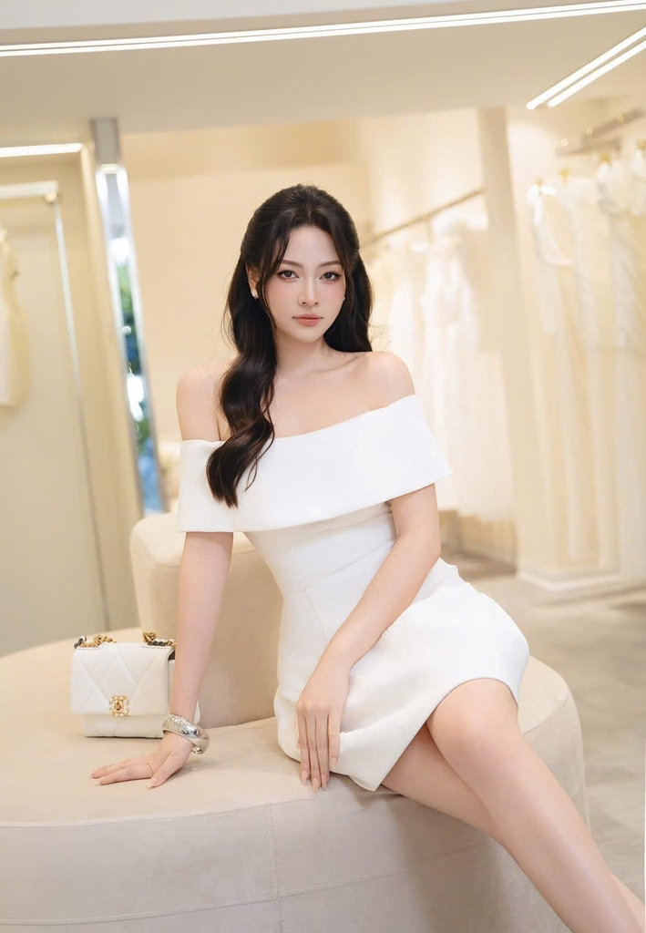 Đầm trắng trễ vai dự tiệc