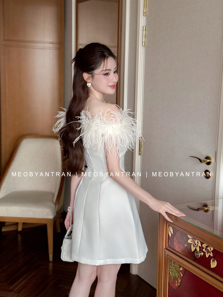 Đầm xoè lông vũ vai ngang NGẮN