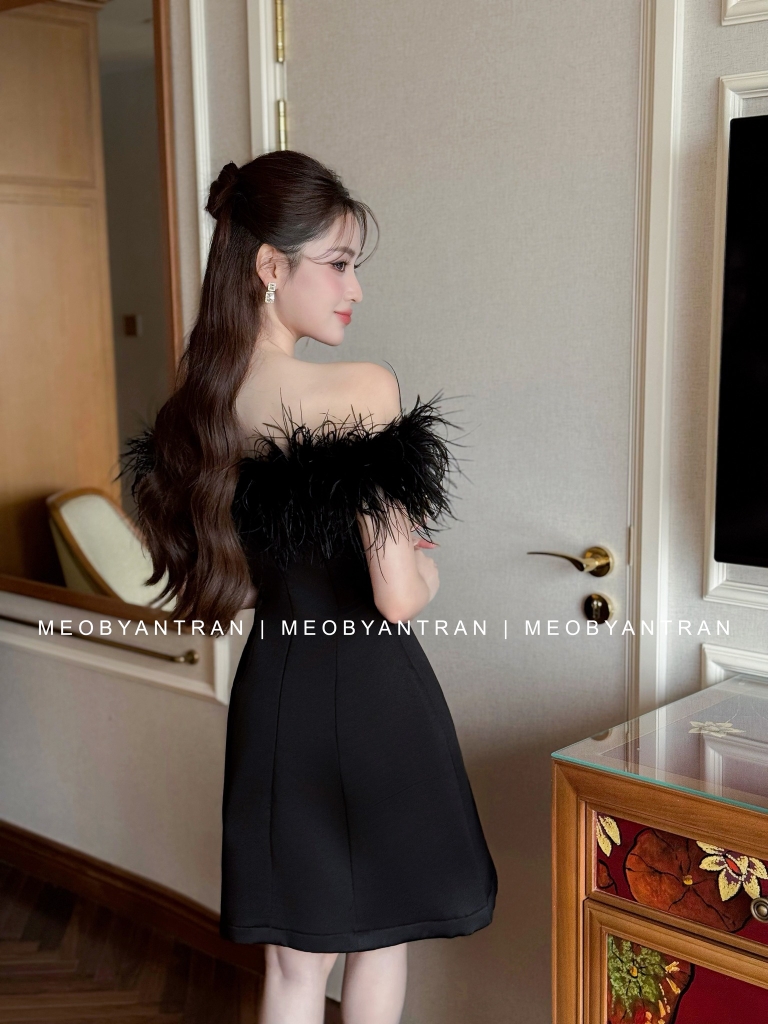 Đầm xoè lông vũ vai ngang NGẮN