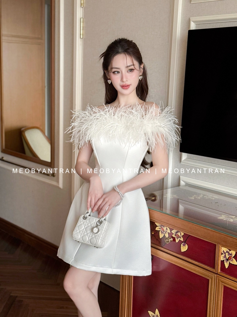Đầm xoè lông vũ vai ngang NGẮN