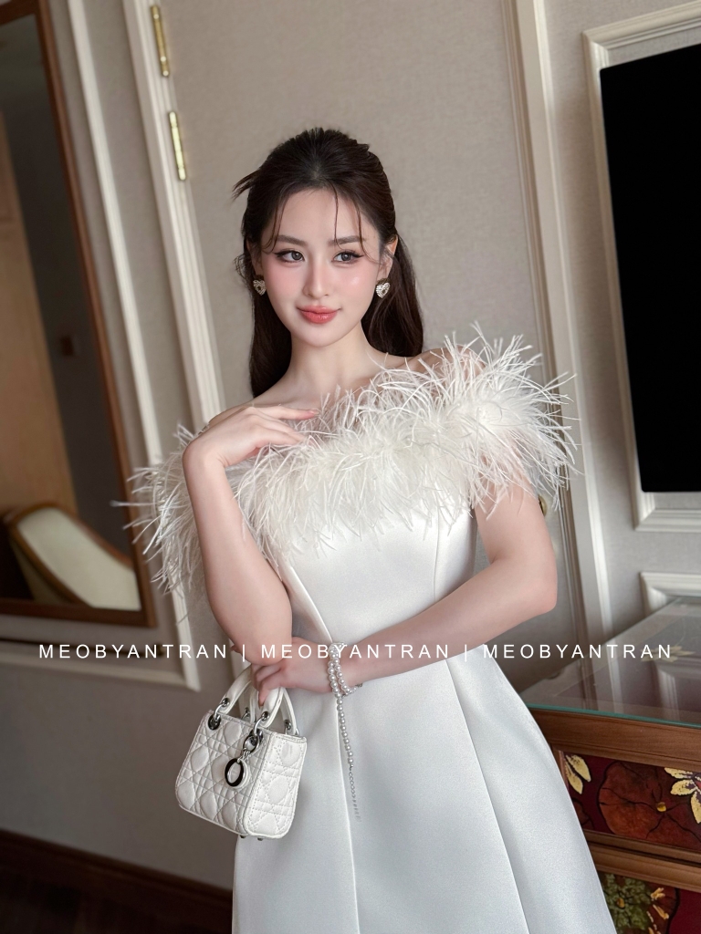 Đầm xoè lông vũ vai ngang NGẮN