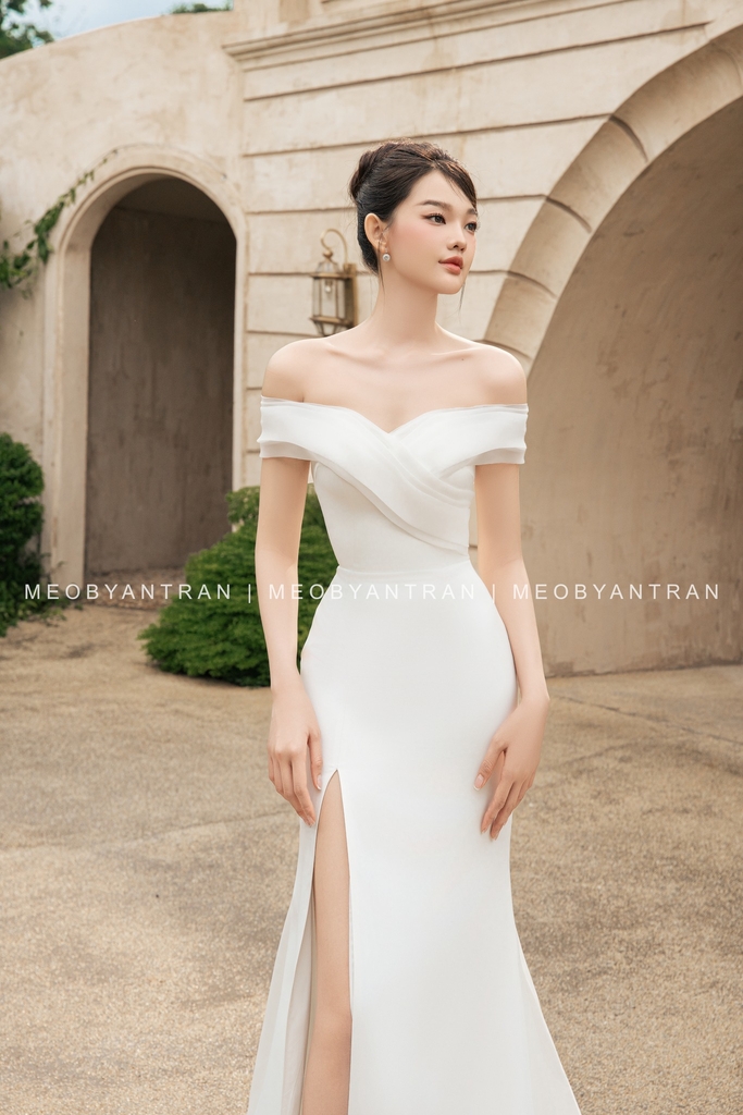 Váy cưới xẻ tà trễ vai