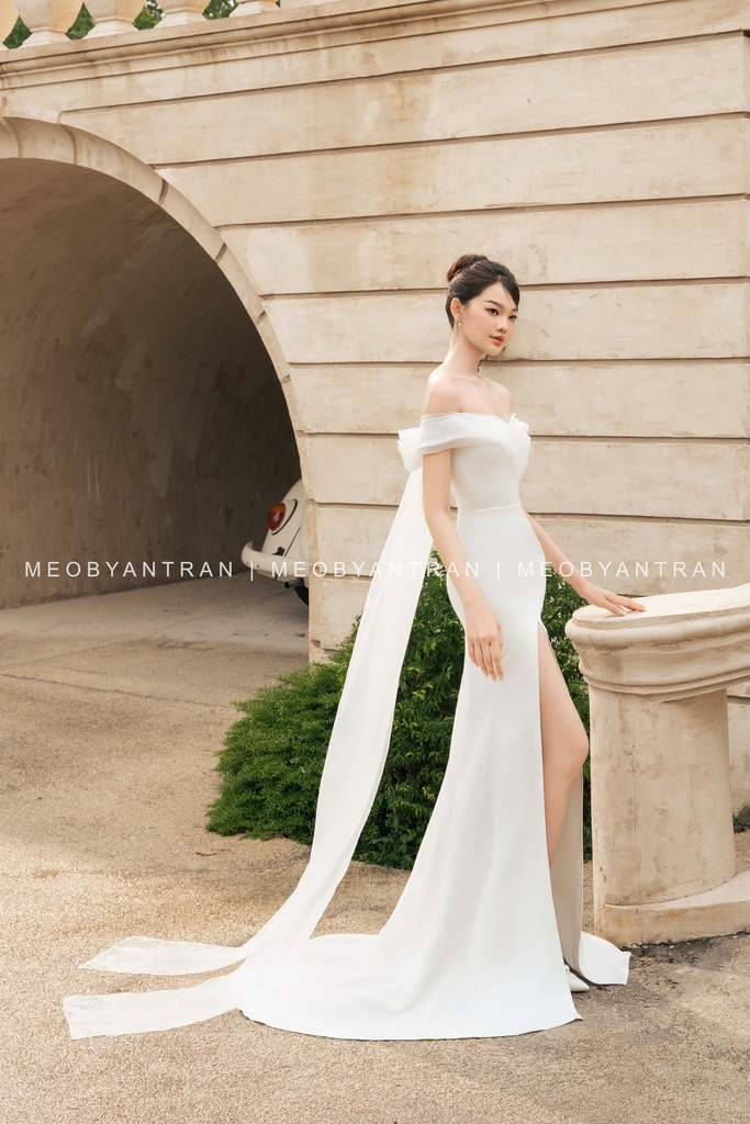 Váy cưới xẻ tà trễ vai