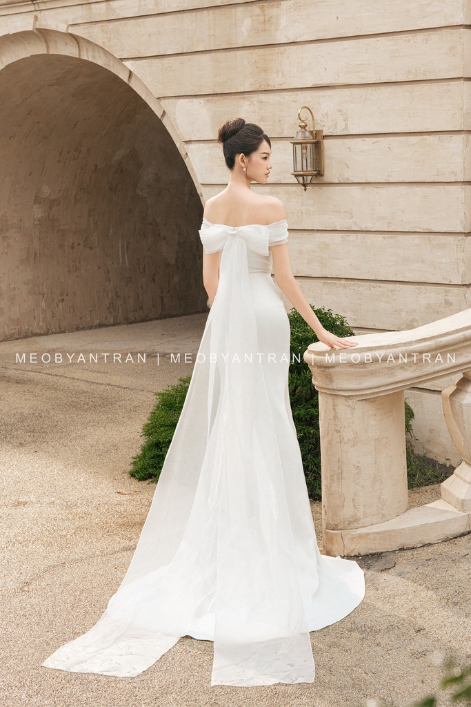 Váy cưới xẻ tà trễ vai