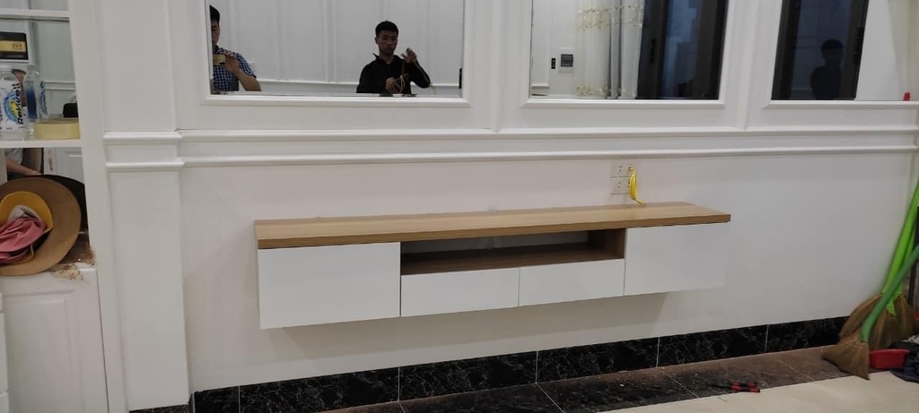 [HOT SALES] Kệ tivi treo tường 4 ngăn kéo màu vân gỗ TV1398
