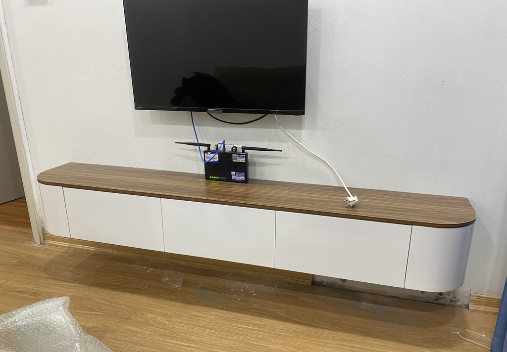 kệ-tivi-treo-tường-phòng-khách