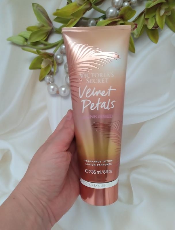 Dưỡng Thể Victoria's Secret Velvet Petals Sunkissed 236ml