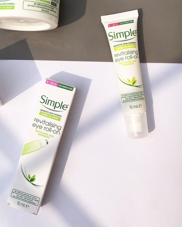 Thanh Lăn Simple Revitalising Eye Roll-On 15ml