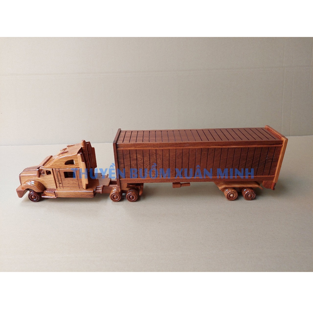 Ớn lạnh hình ảnh ô tô 7 chỗ biến dạng bị kẹp chặt giữa 2 xe container